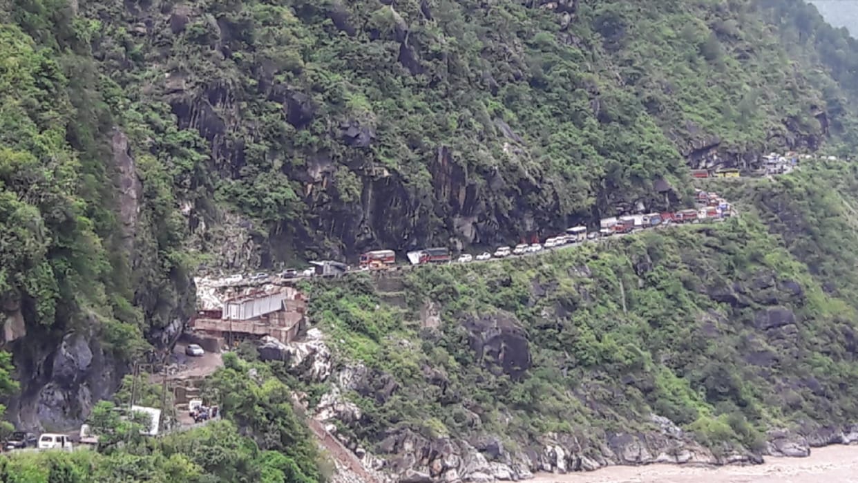 landslide in uttarakhand 2022 Karnprayag-Gwaldam Highway closed due to rock cracking and debris coming
