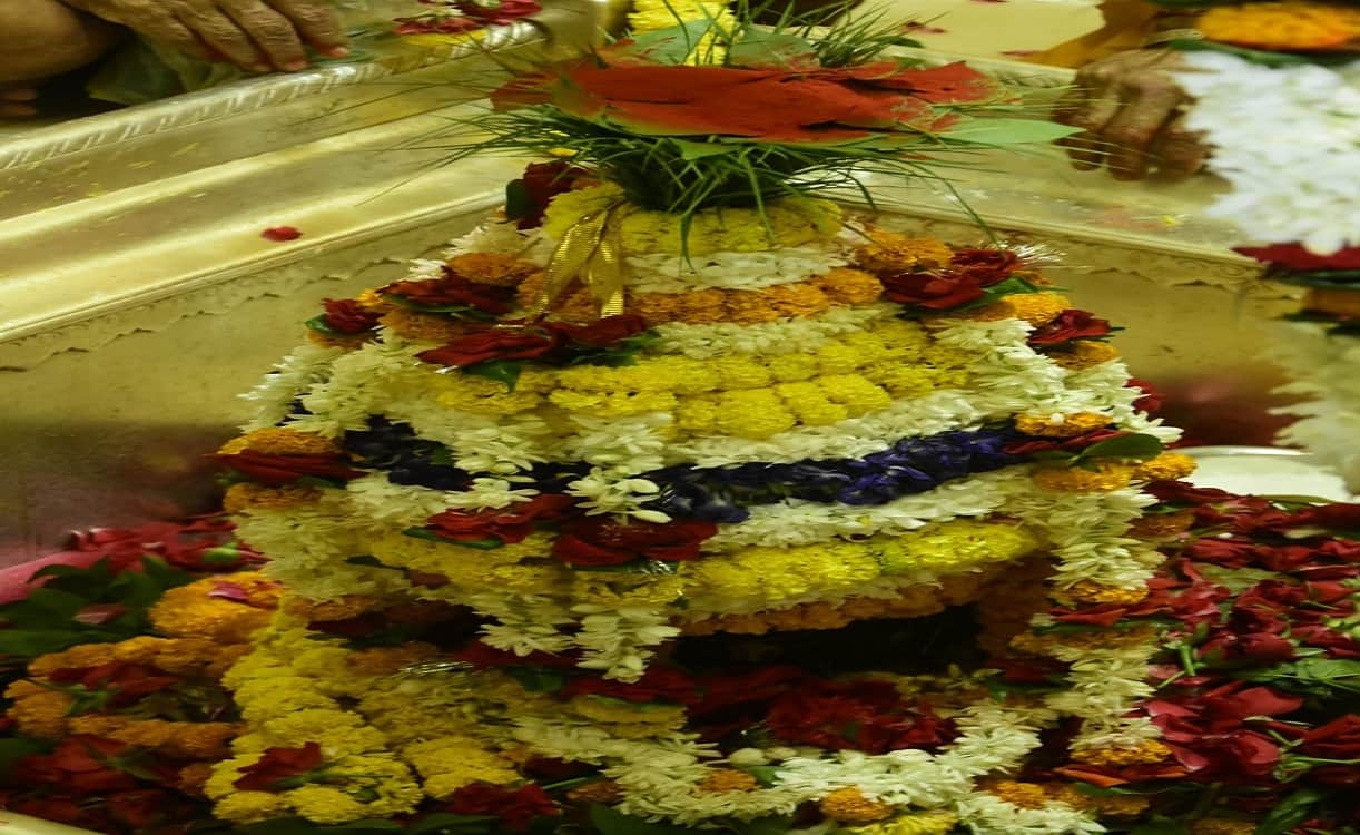 Devotees worship Lord Vishwanath on 4th Somwar of sawan