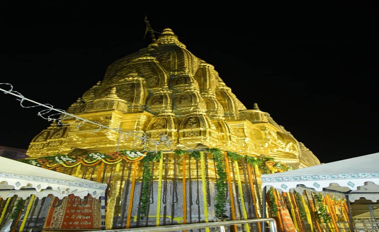 Devotees worship Lord Vishwanath on 4th Somwar of sawan