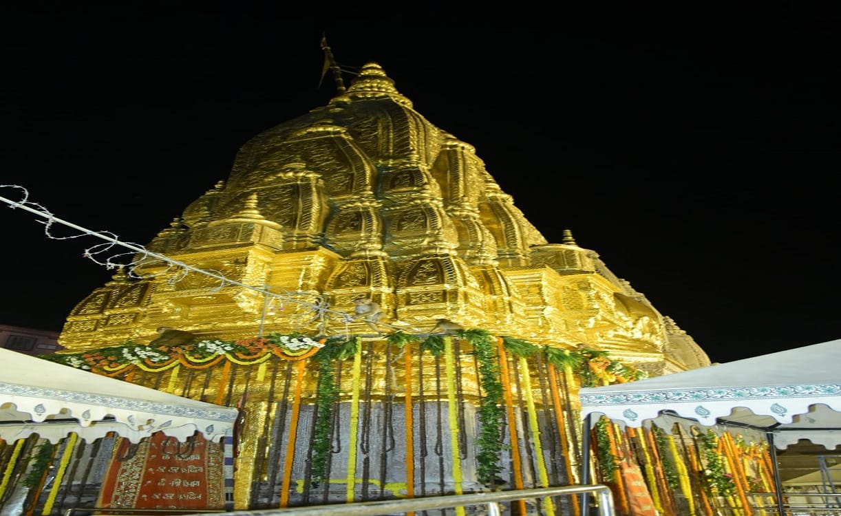 Devotees worship Lord Vishwanath on 4th Somwar of sawan