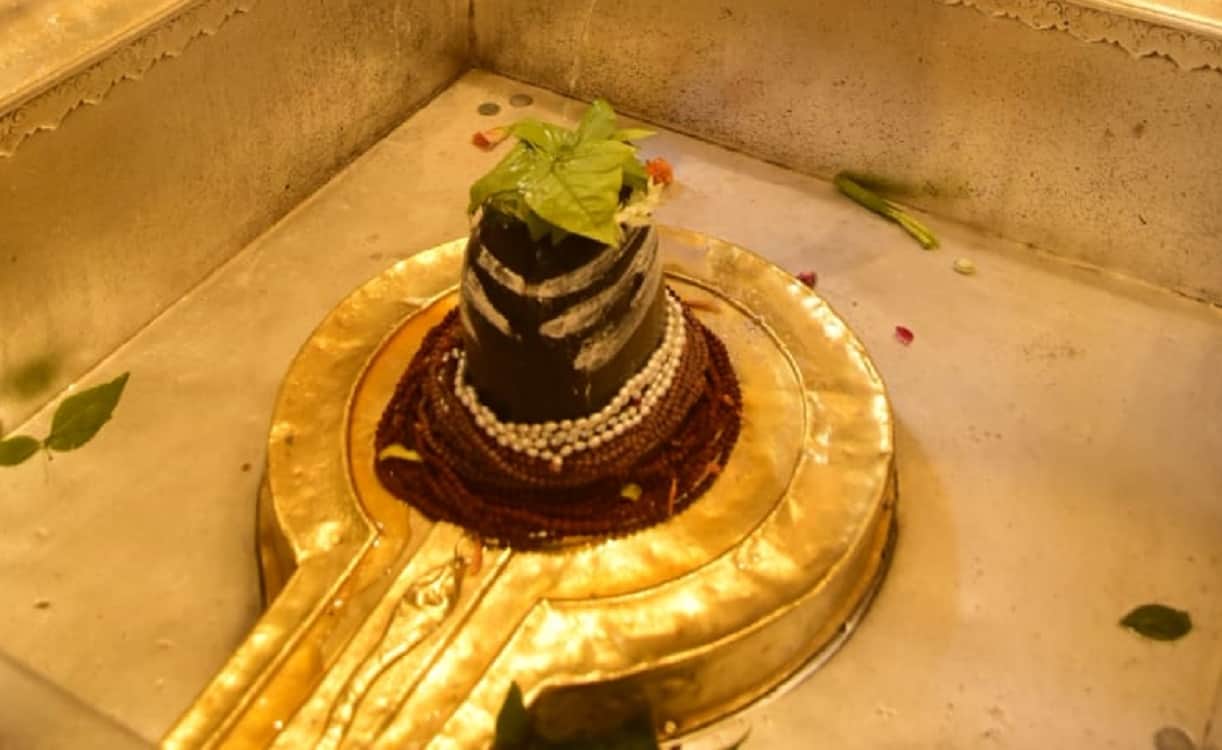 Kashi Vishwanath: Sale of Baba's Sparsh Belpatra for five rupees, stopped after protest by devotees.
