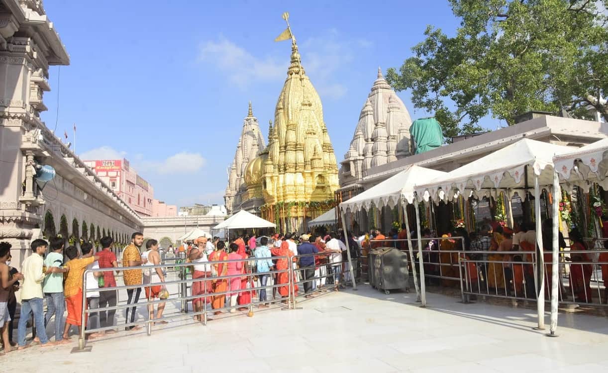Devotees worship Lord Vishwanath on 4th Somwar of sawan