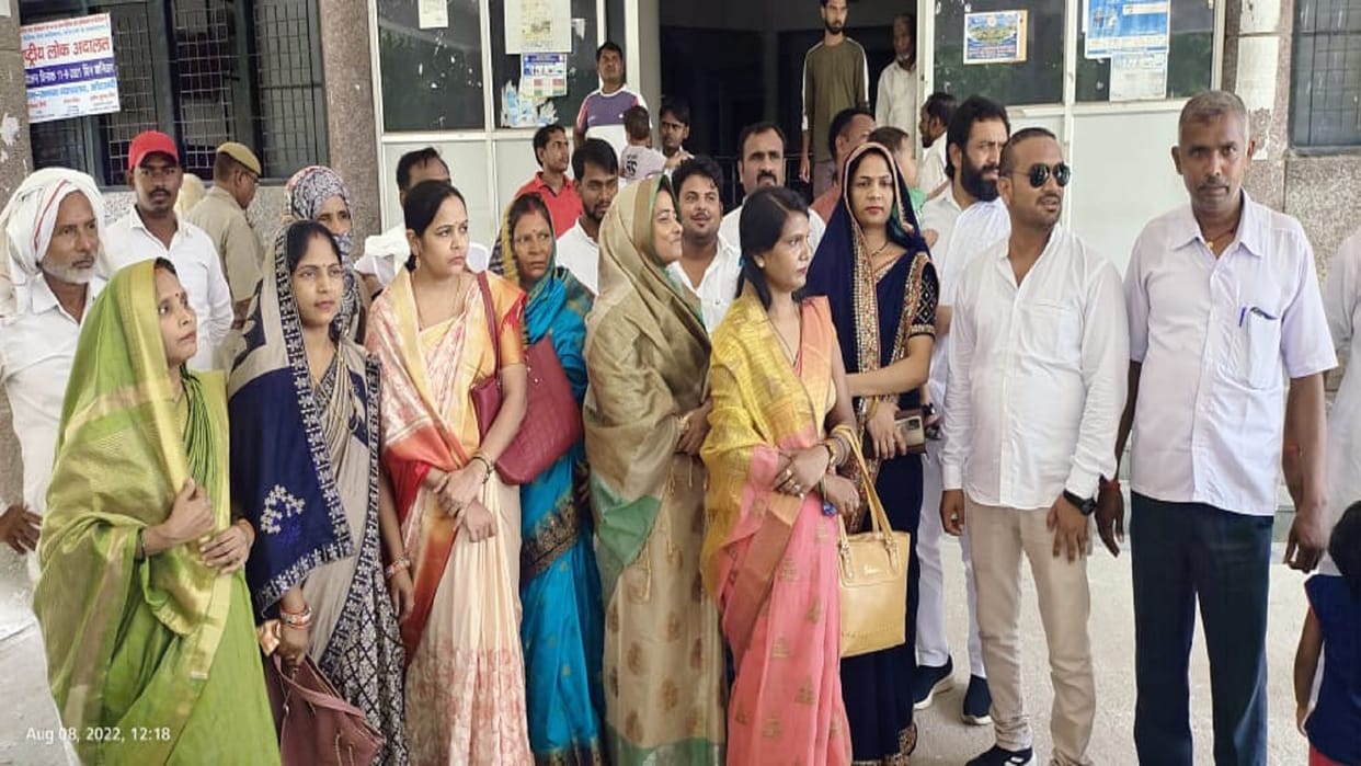 Members against zila panchayat adhyaksh kaushambi kalpna sonkar
