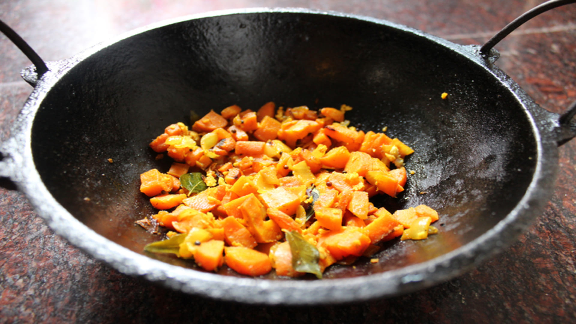 Steel vs Aluminium vs Sand Utensils Which are Good for Cooking Know Benefits in Hindi