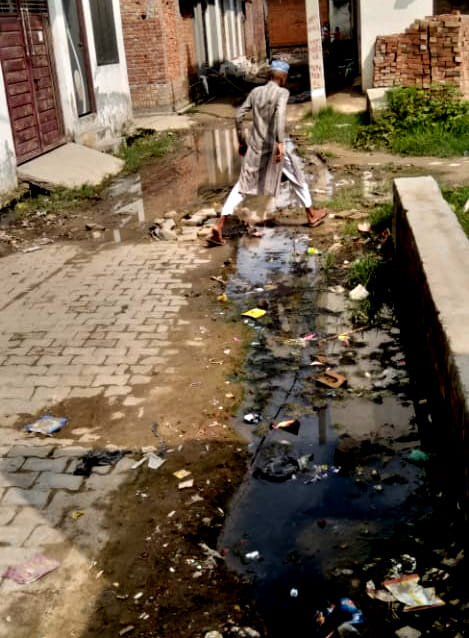 Mohalla Berian is in bad shape, the way of traffic is not easy