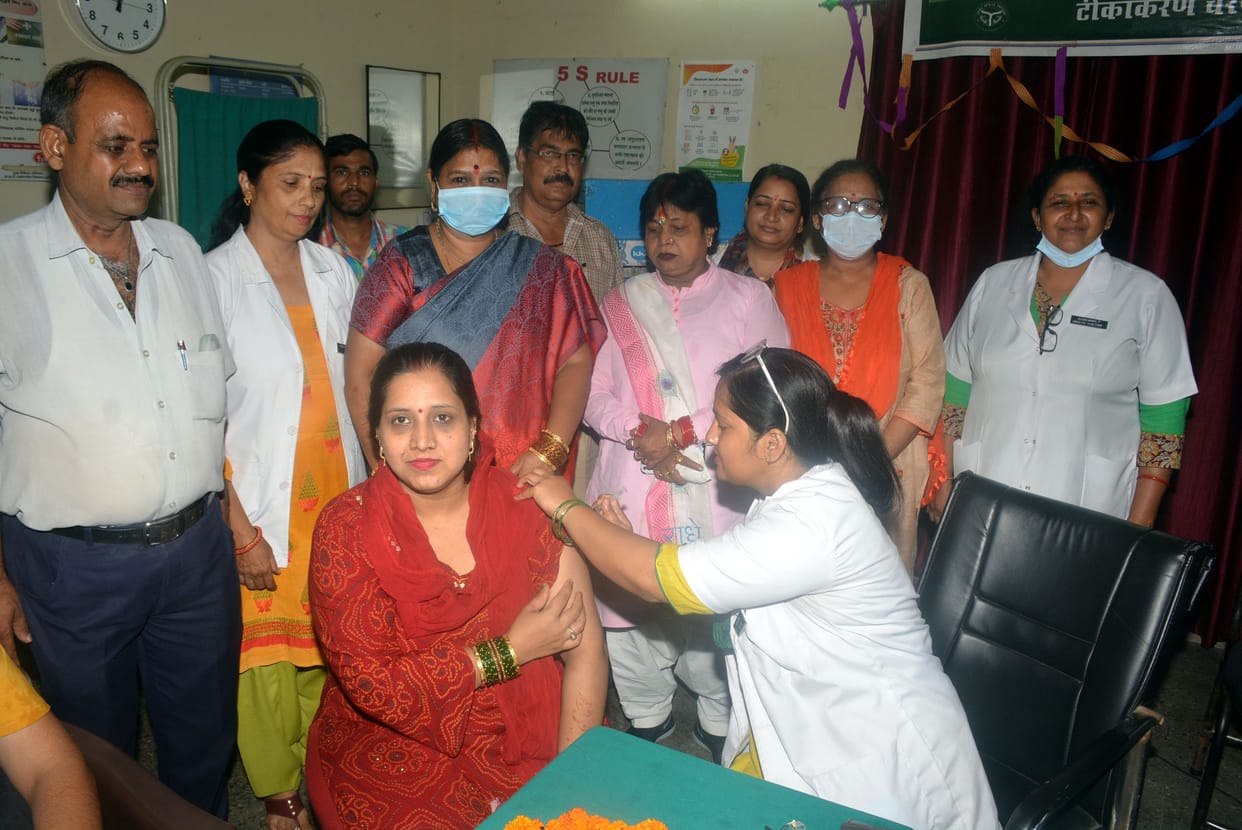 Aligarh Corona Vaccination On first day 25876 took precautionary dose
