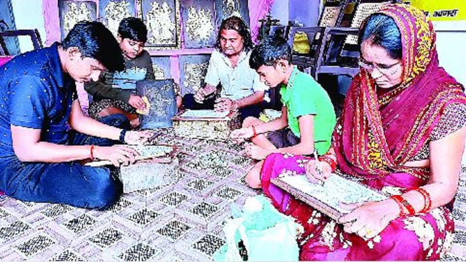 Youth becoming self-sufficient by joining the ancient art of Tarkashi Mainpuri News