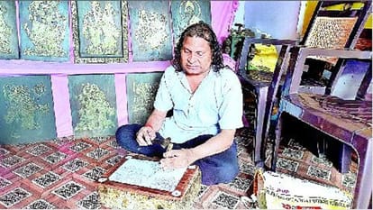 Youth becoming self-sufficient by joining the ancient art of Tarkashi Mainpuri News