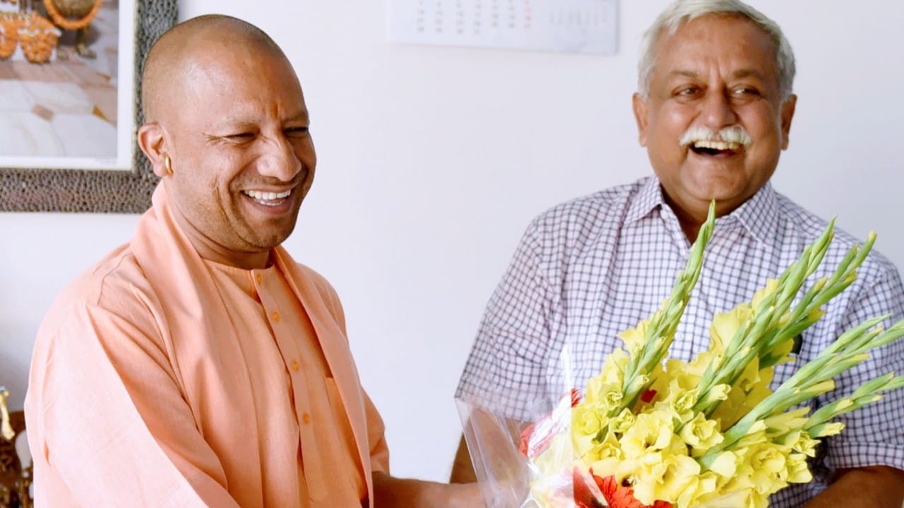 मुख्यमंत्री योगी आदित्यनाथ के साथ अवनीश अवस्थी