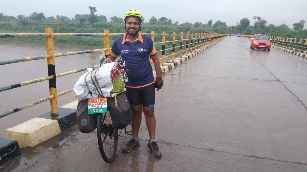 Seeing the cancer train, Neeraj Kumar came out on a bicycle to awaken the light of poison-free farming