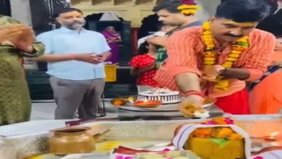 Sikandra inspector celebrates his birthday in kailash temple agra