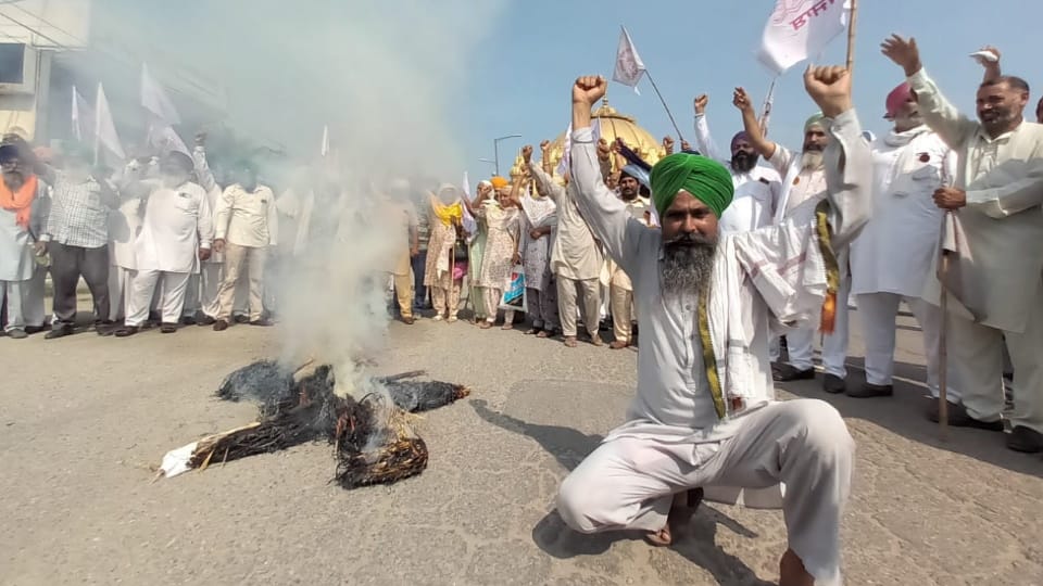 Farmers Protest against central government electricity amendment bill in Amritsar