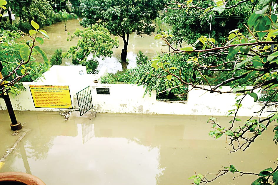 Lucknow : 14.4 mm in an hour. It rained water, the city was in disarray, the drivers kept taking the road test