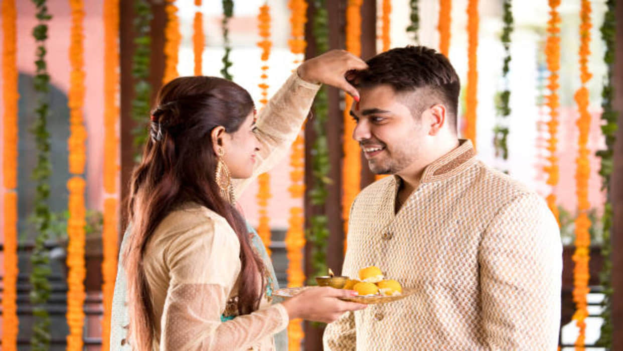 Rakshabandhan 2022 know the reason off putting tilak on forehead kumkum tilak and chawal
