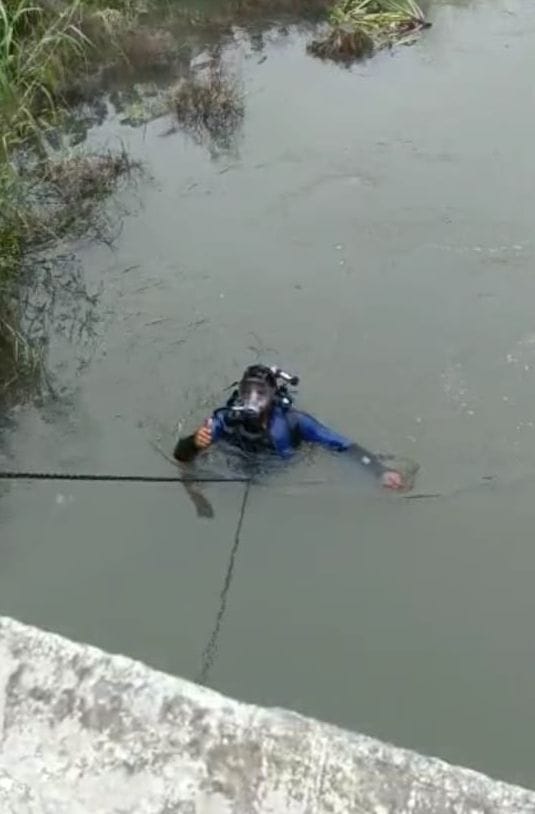 Villager sitting on the bridge in Singhpura fell into the drain, divers are searching