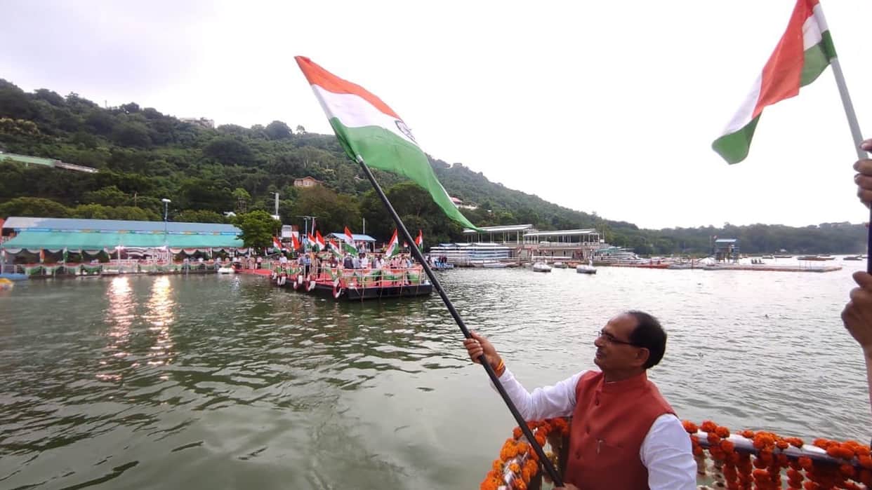 Har Ghar Tiranga: CM Shivraj hoisted the tricolor in the big pond, reached the Rajabhoj statue from the boat c