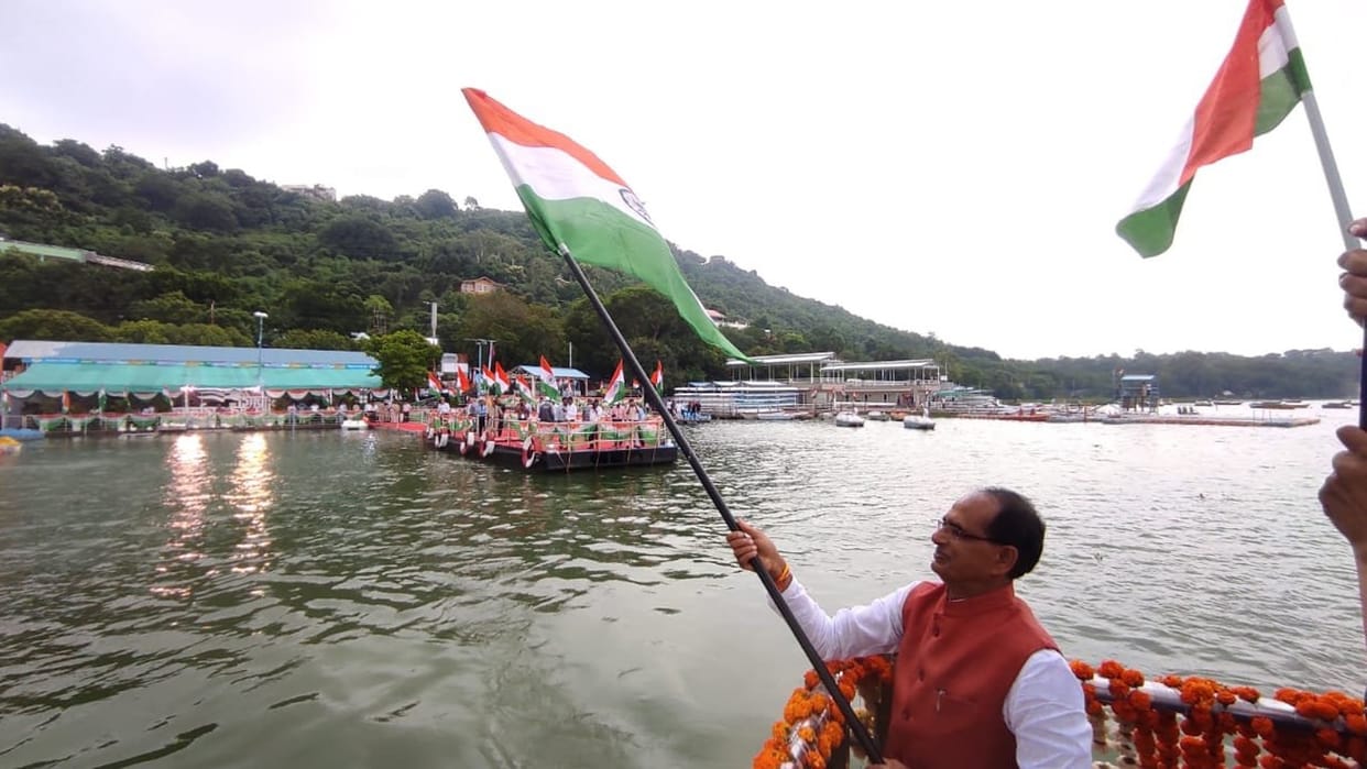 Har Ghar Tiranga: CM Shivraj hoisted the tricolor in the big pond, reached the Rajabhoj statue from the boat c