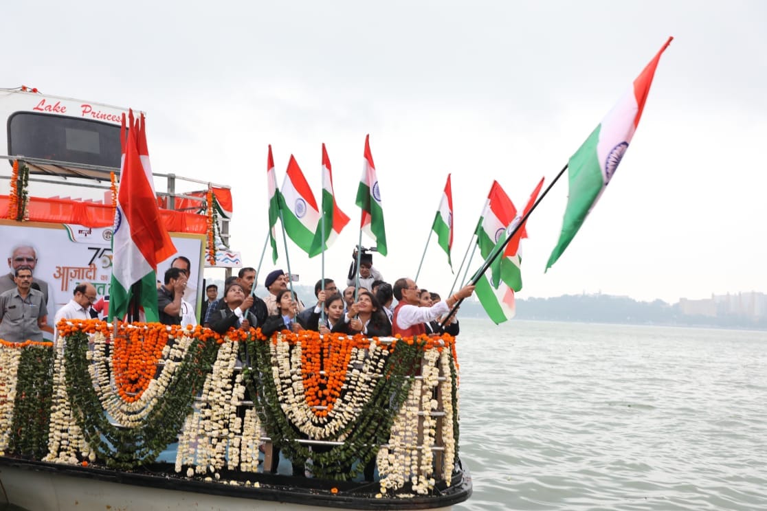 Har Ghar Tiranga: CM Shivraj hoisted the tricolor in the big pond, reached the Rajabhoj statue from the boat c
