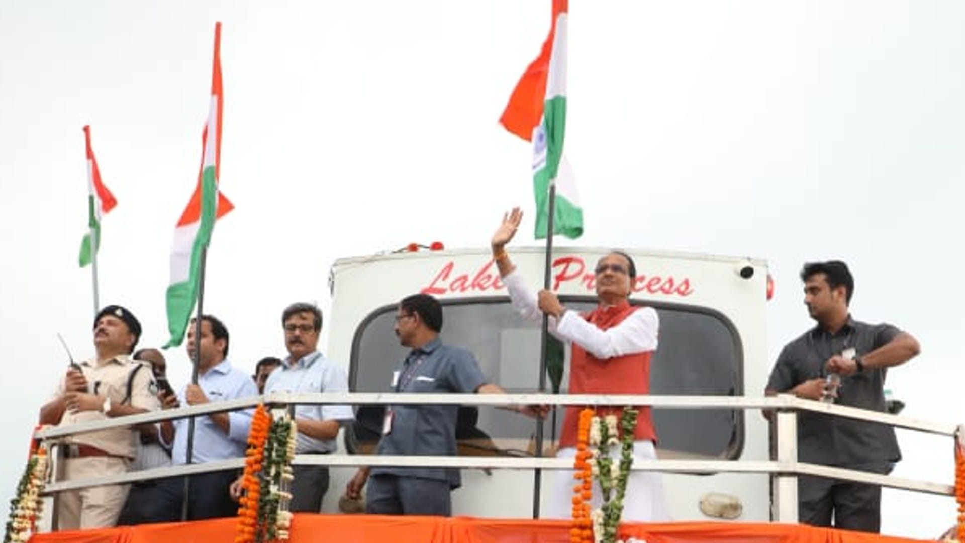 Har Ghar Tiranga: CM Shivraj hoisted the tricolor in the big pond, reached the Rajabhoj statue from the boat c