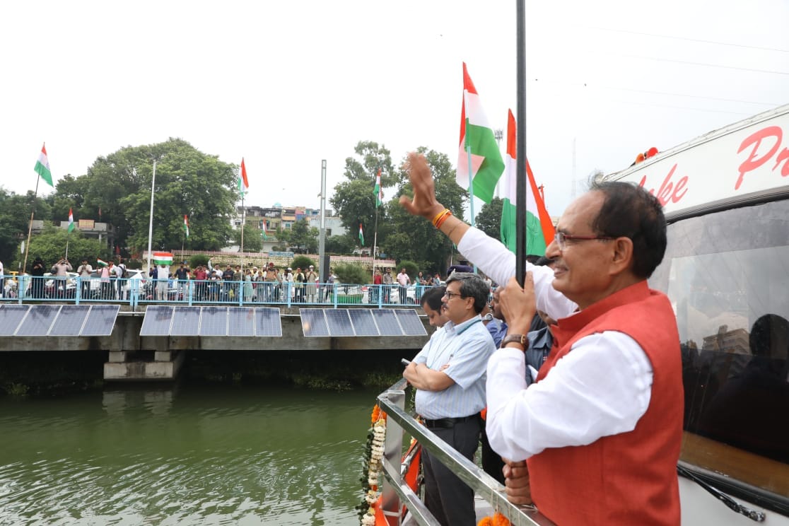Har Ghar Tiranga: CM Shivraj hoisted the tricolor in the big pond, reached the Rajabhoj statue from the boat c