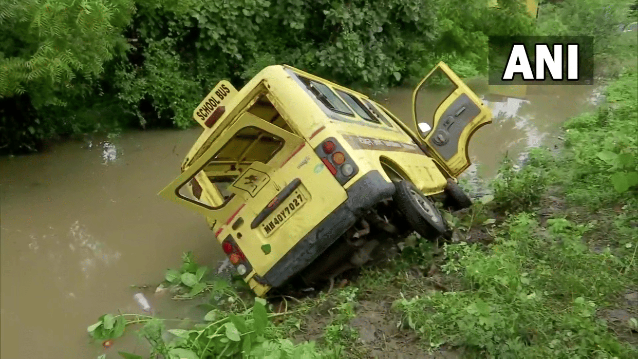 Maharashtra: school van full of children met with an accident in Nagpur