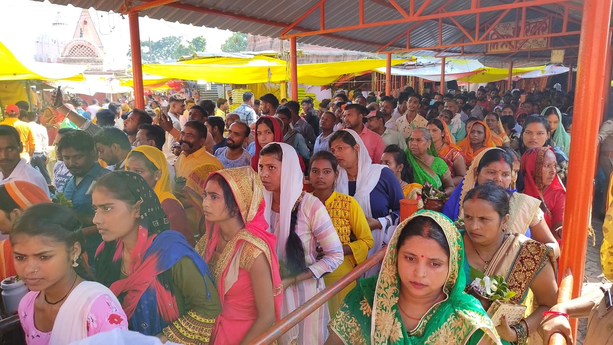 Devotees gathered to perform Jalabhishek