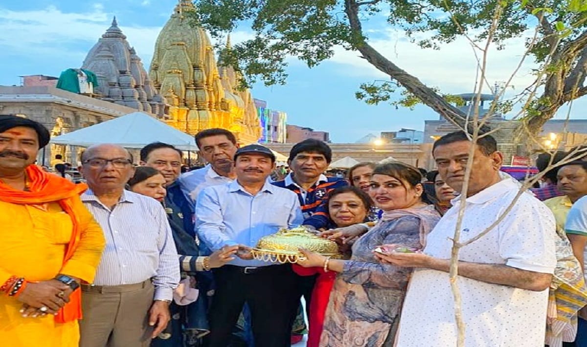 Gold polished chhatra offered to Kashi Vishwanath on fourth somvaar of sawan