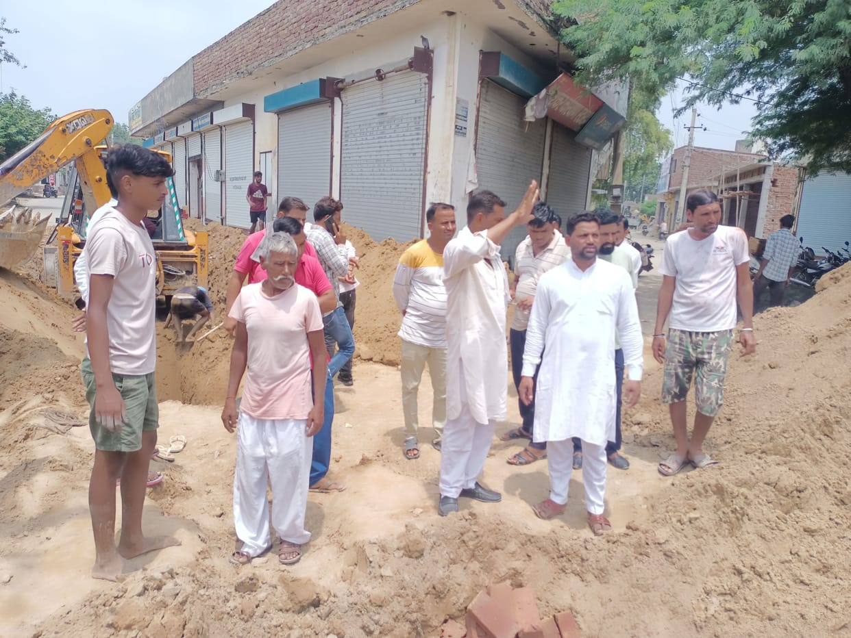 In Chattargarhpatti, people stopped the work of laying sewerage pipeline