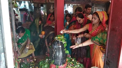 Sawan 2023 On first Monday of Sawan people reached shiv temple