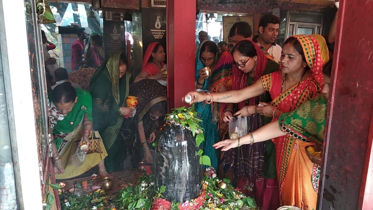 Sawan 2023 Devotees worshiped in Shiva temples of Gorakhpur