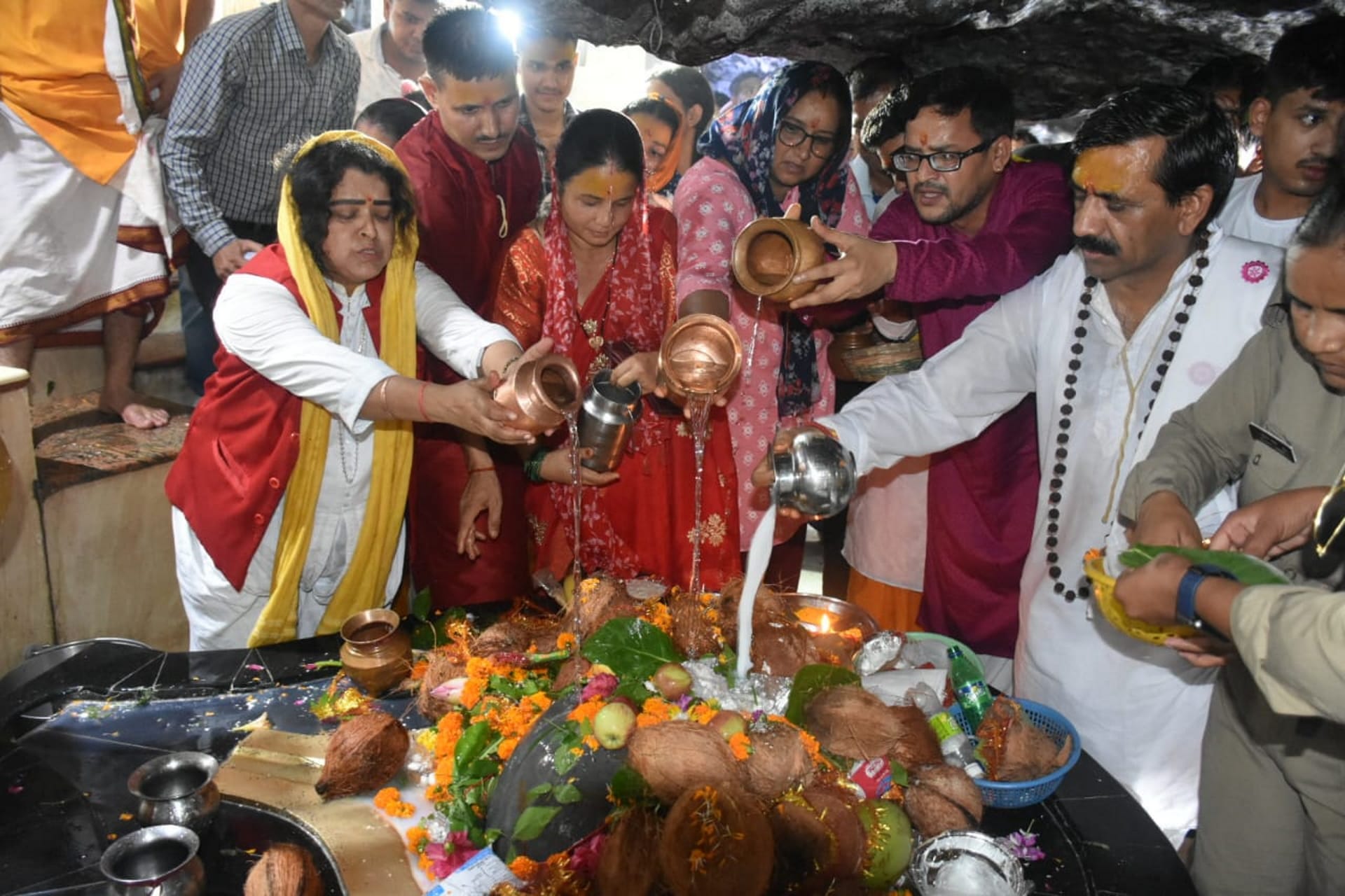 Sawan Last Somvar Devotees Crowd gathered for Jalabhishek in shiva temple Photos