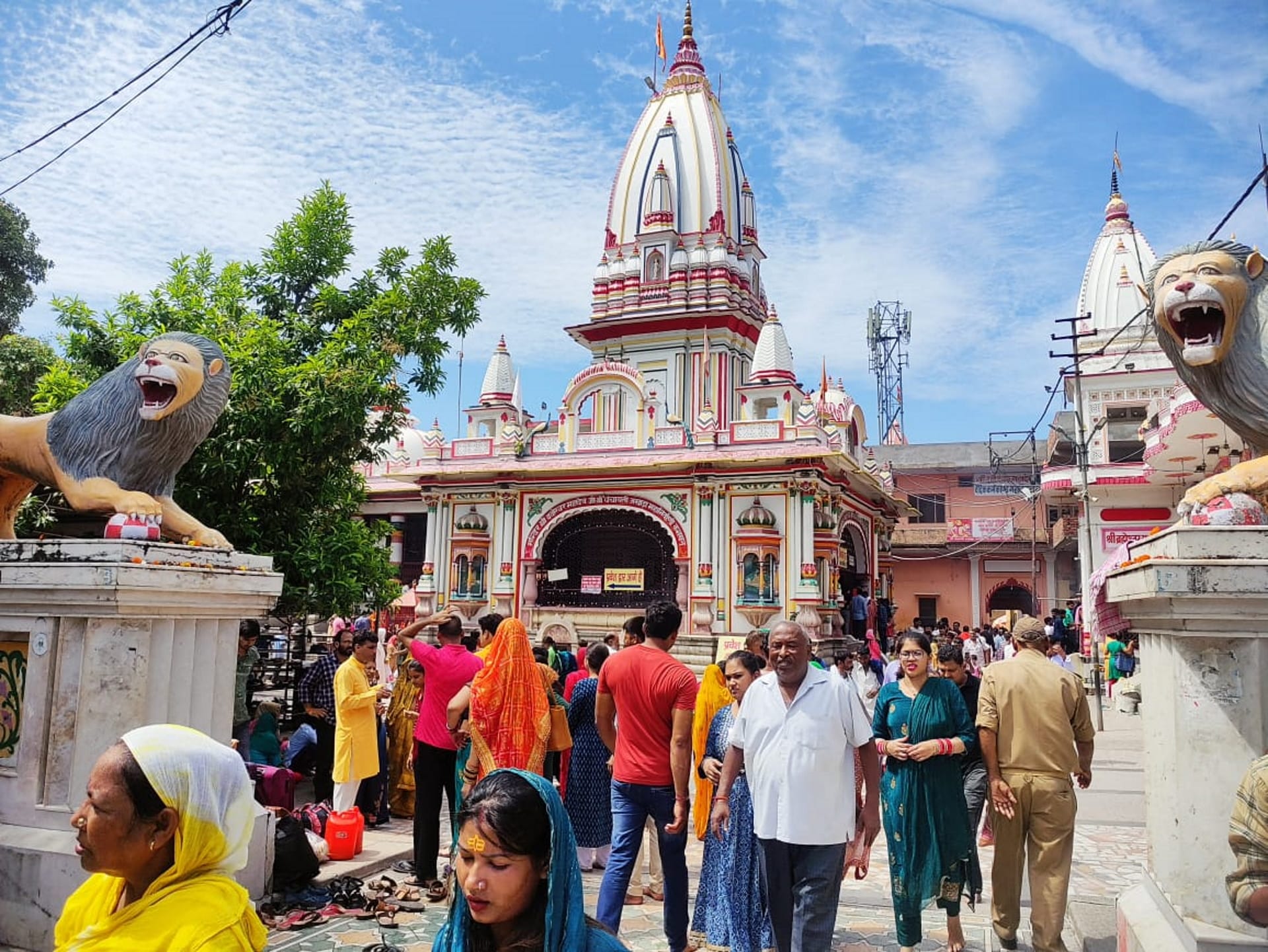 Sawan Last Somvar Devotees Crowd gathered for Jalabhishek in shiva temple Photos