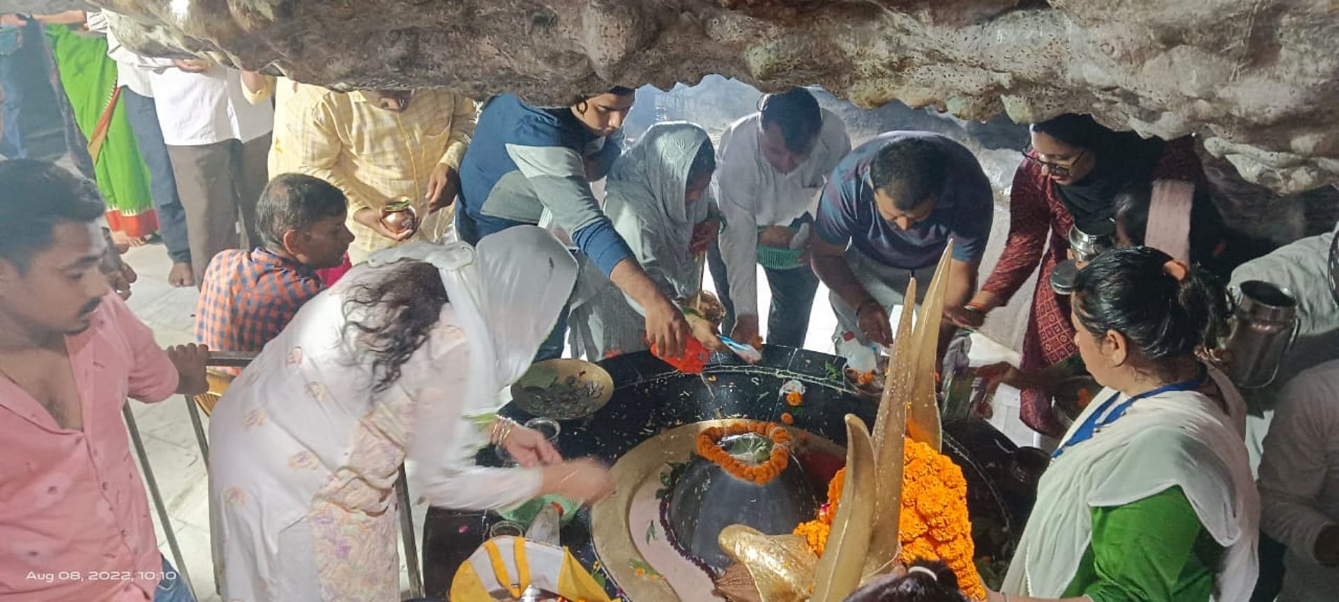 Sawan Last Somvar Devotees Crowd gathered for Jalabhishek in shiva temple Photos