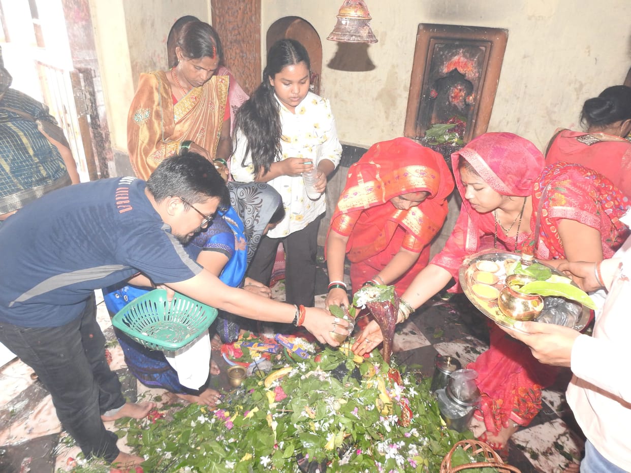 devotee worship in shiv temple