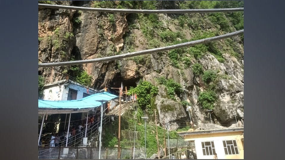 Shivkhori Dham reasi Stones fell from hill near cave two pilgrims died