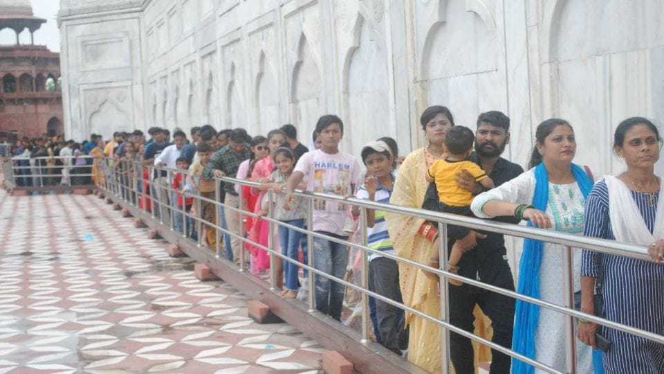 huge crowd of tourists gathered at taj mahal on monday