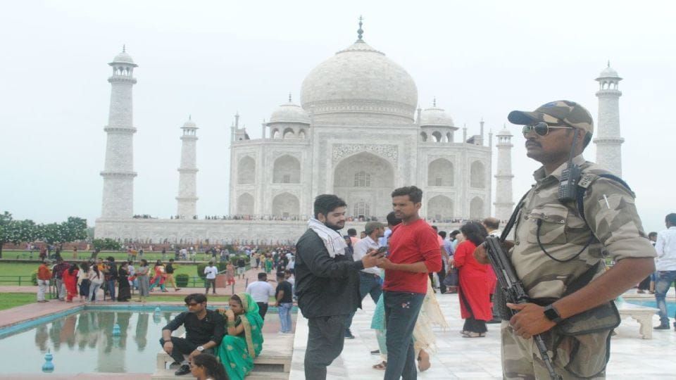 huge crowd of tourists gathered at taj mahal on monday
