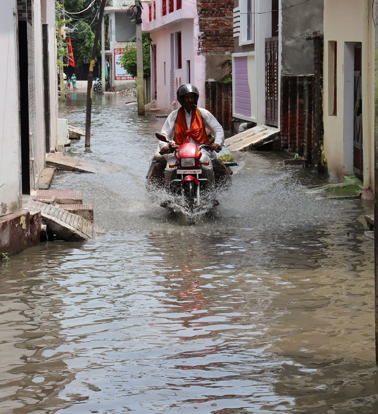 Banda: Municipality pole open in rain, water filled in roads and streets,