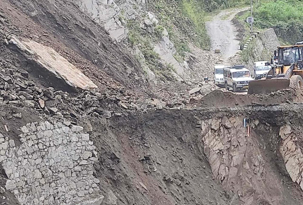 Kathgodam Haidakhan road: 120 villagers face problems due to landslide