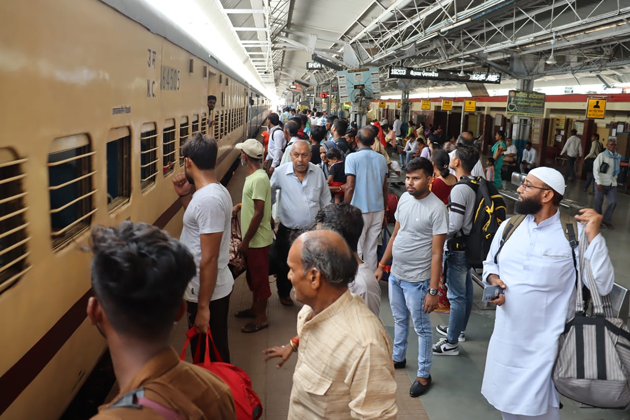 Banda: Difficult to get seats in Delhi route trains, more than 100 waiting due to Rakshabandhan, crowd of passengers rising