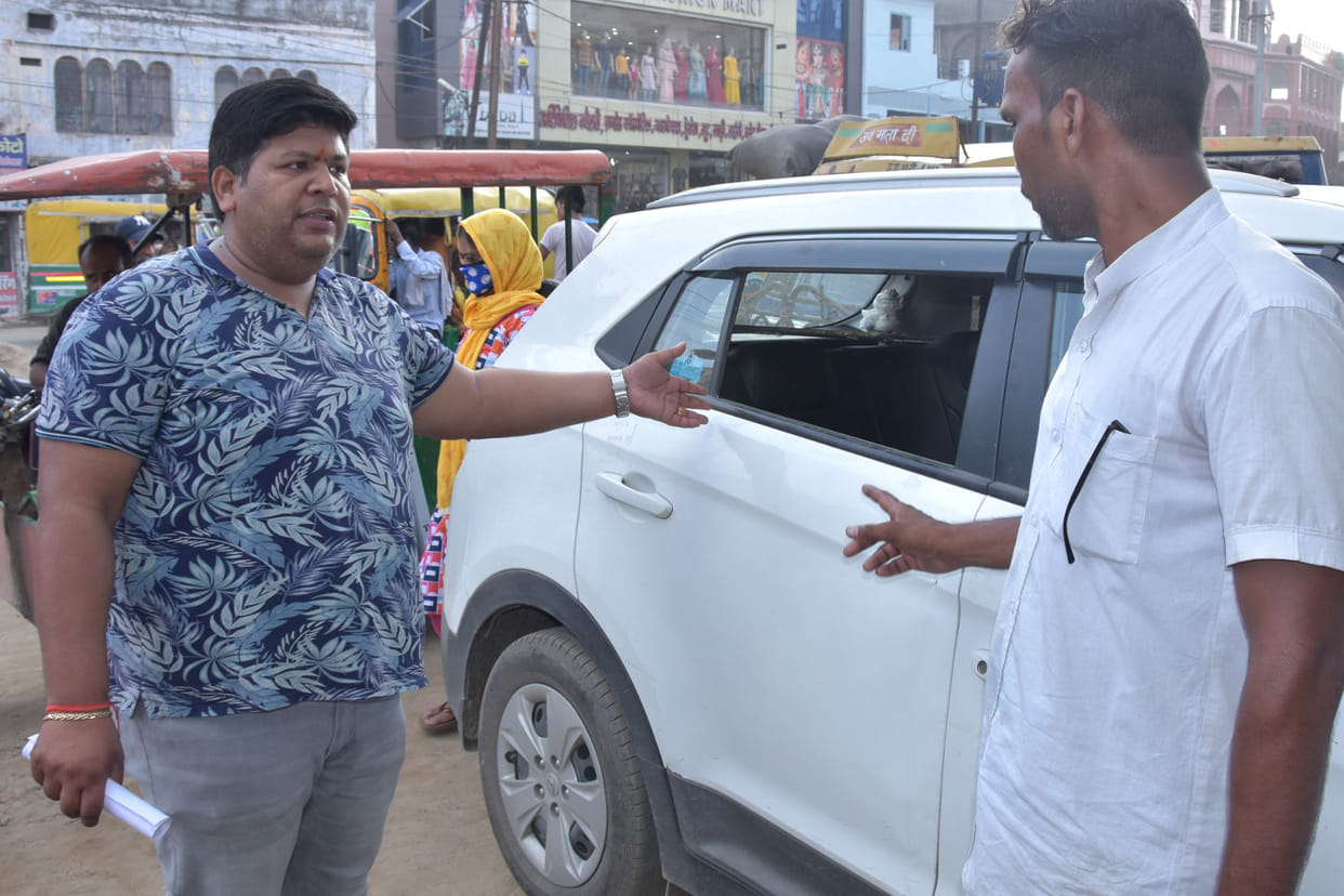 Two lakhs were blown from the car from outside the MLA's shop