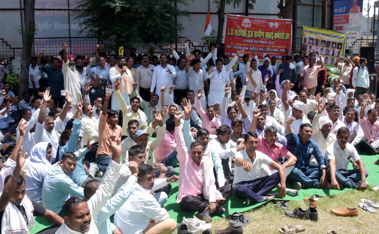 Safai Karamcharis protested by staging a sit-in
