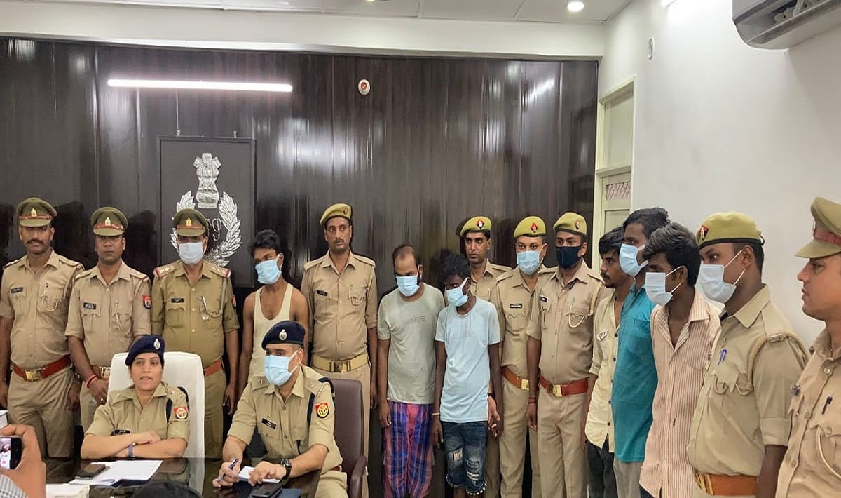 Gang who robbed passengers by sitting in auto busted six miscreants arrested