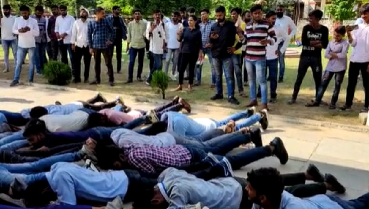 students made serious allegations against university administration, Police lathi charge on ABVP workers,