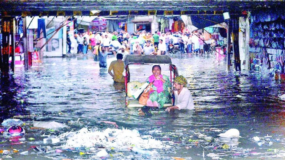 Waterlogging on the roads of agra due to heavy rain