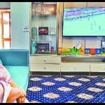 बेटे का मैच देखतीं मंजीत कौर।
