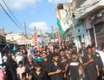हाथरस : अलम के जुलूस में तिरंगा लेकर चलते शिया समुदाय के लोग।  संवाद