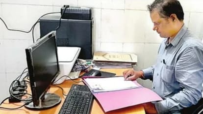 सीएमओ कार्यालय पर गोल्डन कार्ड का सत्यापन करते डॉ. संदीप तिवारी।
