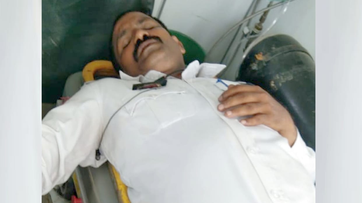 A SI trampled sipahi by his car in Ramnagar Thana kshetra in Barabanki.