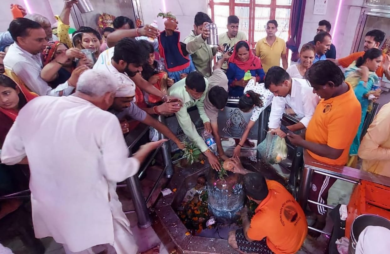 Last Monday of Sawan, the queue of devotees in temples